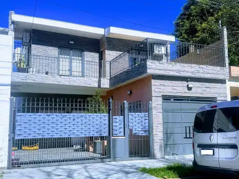 CASA EN 2 PLANTAS EN VENTA. VILLA SARMIENTO