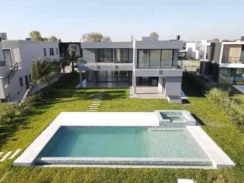 Venta casa de siete ambientes Terralagos canning