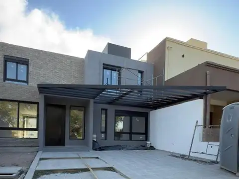 Casa en Venta de 3 Dormitorios 2 baños con 2 cocheras