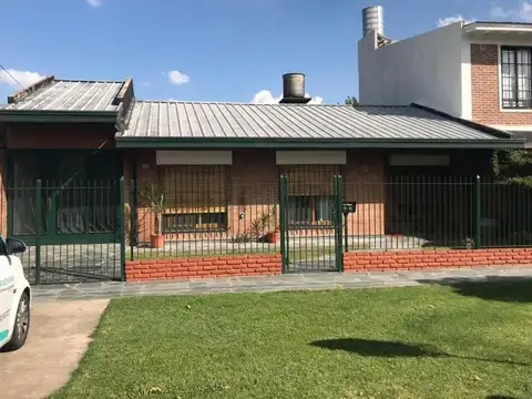 HERMOSA CASA DE 5 AMBIENTES! ACEPTA PERMUTA