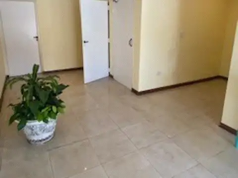 IMPERDIBLE SEMIPISO DE 2 AMB. CON BALCÓN AL FRENTE  RECIÉN PINTADO.