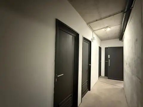 VENTA MODERNA OFICINA CON COCHERA Y RENTA INCLUIDA - ZONA MACROCENTRO