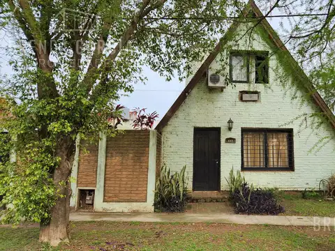 Casa En 2 Plantas En Venta En Colon Entre Ríos.