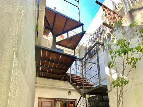 Casa 8 ambientes con 2 baños