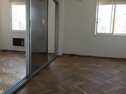 Práctico departamento en Jujuy y Boulevard Oroño. Dos dormitorios. Orientación norte.