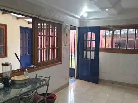 Casa 5 ambientes 4 cocheras  jardín, quincho parrilla en Boedo