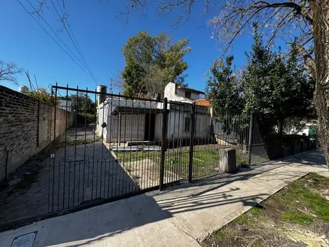 CASA EN VENTA EN HURLINGHAM - A REFACCIONAR