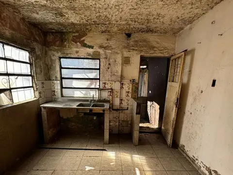 CASA EN VENTA EN HURLINGHAM - A REFACCIONAR