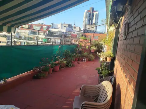 Piso con amplia terraza en todo el perímetro