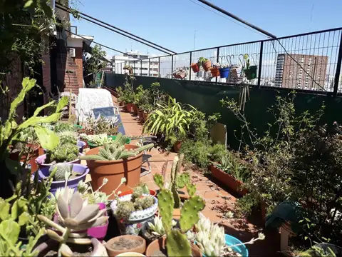 Piso con amplia terraza en todo el perímetro