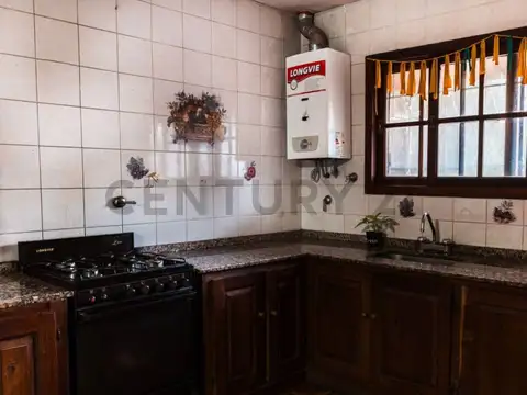 Casa 6 ambientes con 2 baños