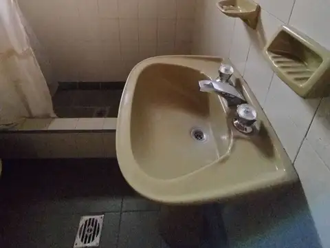 Casa 6 ambientes con 2 baños