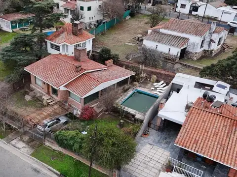 CASA 3 DORMITORIOS Y PILETA EN BARRIO BECCIU