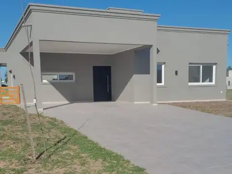 Casa 4 ambientes con 2 baños