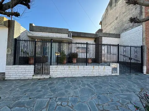 Casa de 3 ambientes con garaje