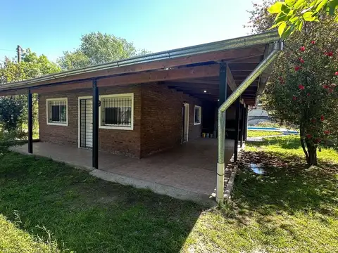 VENTA CASA 2 DORMITORIOS CON PILETA -  ROLDAN