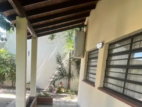 Casa en Alquiler con 3 cocheras