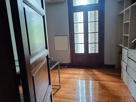 Av Directorio 100, Piso 1