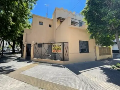 CASA EN ESQUINA ID 2 FLIAS ID ALQ (2 UNIDAD BLOCK) 3 AMB. P BAJA  C/PATIO Y 2 AMB P.ALTA C/TERRAZA