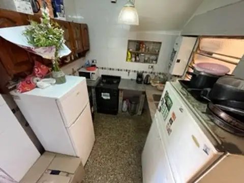 CASA EN ESQUINA ID 2 FLIAS ID ALQ (2 UNIDAD BLOCK) 3 AMB. P BAJA  C/PATIO Y 2 AMB P.ALTA C/TERRAZA