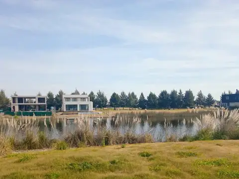 Venta Casa 4 habitaciones a la laguna con jardin y parrilla en Escobar