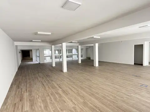 Oficina 8 ambientes con 4 baños