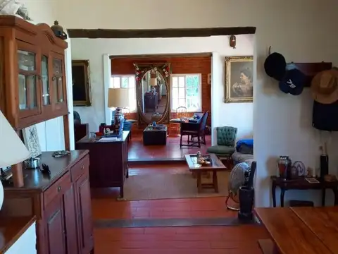 Campo de 12 ha, con casa principal, casa de encargado, tambo y parideras en  Las Chacras (Lobos)