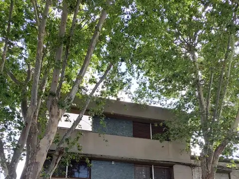 CASA IMPORTANTE. TRES PLANTAS. GARAGE. QUINCHO. PILETA