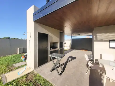 Casa 5 ambientes con 2 baños