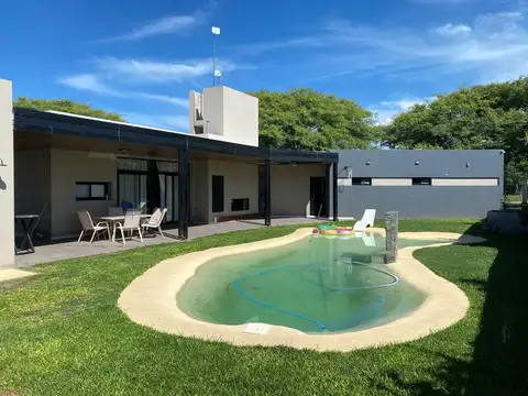 El Mortero y Calle 4-CANTEGRIL, FUNES-Casa diseño 3 dormitorios PILETA PLAYA DE ARENA COCHERA