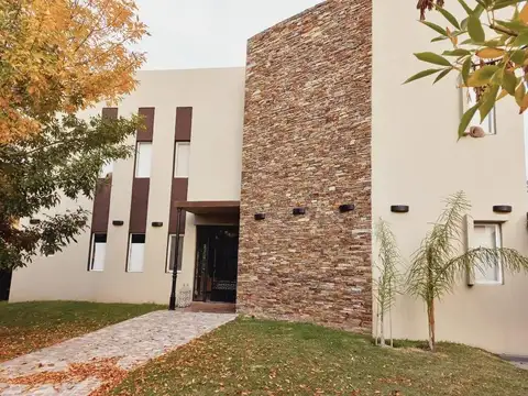 Venta Casa 6 amb a La Laguna barrio San Benito Villanueva Tigre