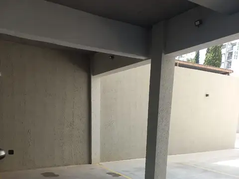 VENTA COCHERA TECHADA EN BANFIELD