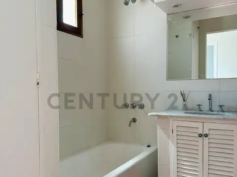 LUZURIAGA 200, Piso 0