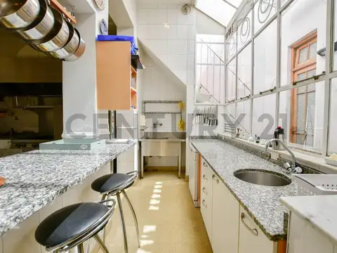 Casa 7 ambientes con 2 baños