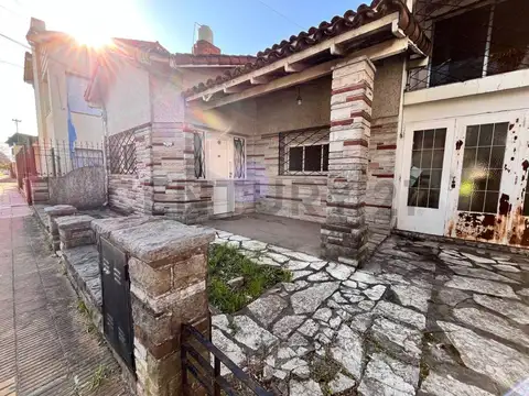 Casa en Venta con 3 cocheras