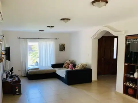 Casa 6 ambientes con 5 baños