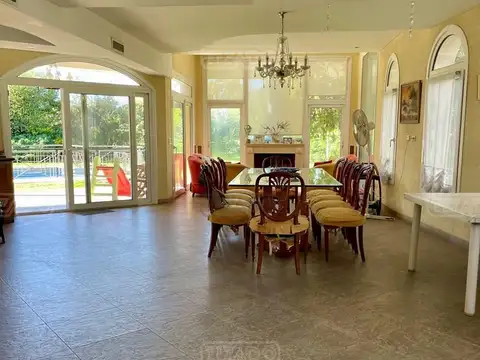 Casa en Venta con 2 cocheras