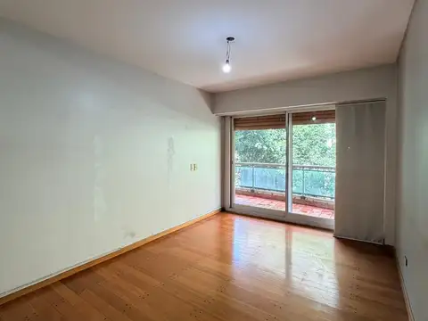Excelente departamento de 3 ambientes con balcón corrido y cochera.