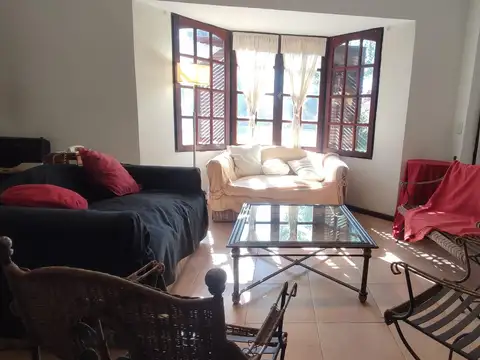 Casa en Alquiler con 3 cocheras