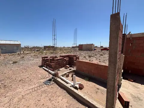 VENTA LOTE CON MEJORAS CENTENARIO