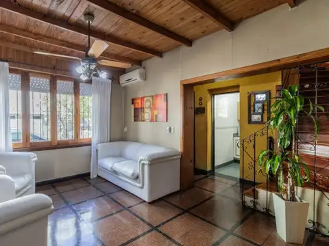 VENTA CASA - LOTE PROPIO - 4 AMBIENTES - PARRILLA - PARQUE  CHACABUCO