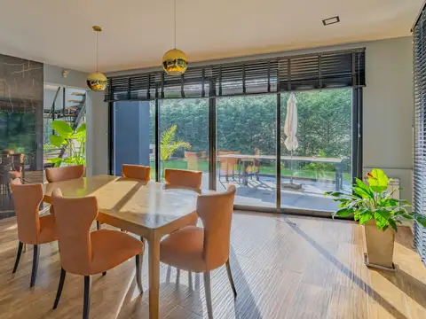 Casa 5 ambientes con parque La Aurelia