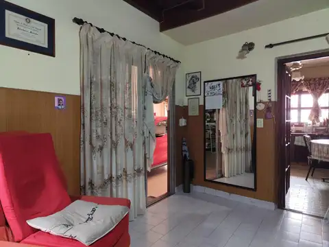 Casa 7 ambientes con 2 baños