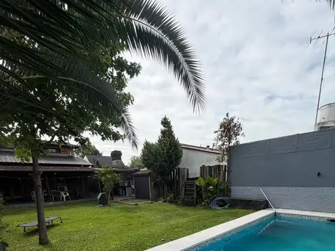 Venta Casa 4 amb Pileta y Cochera. 356m2 CASTELAR