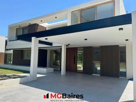 Casa en Venta con 6 cocheras