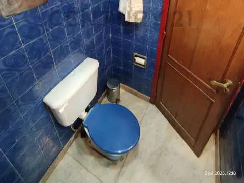 Venta casa 6 Ambientes en 2 plantas, fondo libre ,quincho y Parrilla. Luz Trifásica Habilitada 