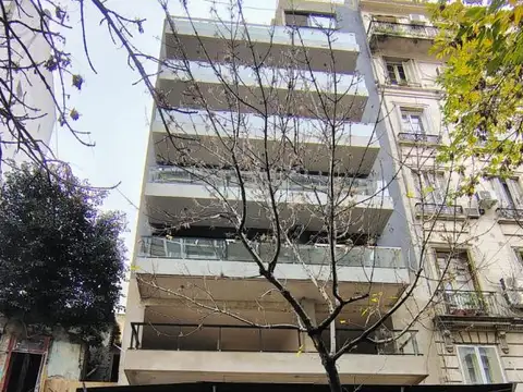 Edificio ubicado a 1/2 cuadra Facultad de Medicina