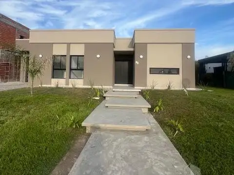 Casa 4 ambientes con pileta a estrenar en venta - Hudson Park