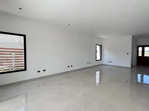 Casa 6 ambientes con 2 baños