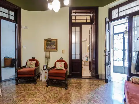 VENTA- CASA USO INSTITUCIONAL 9 AMBIENTES- BARRIO LOURDES